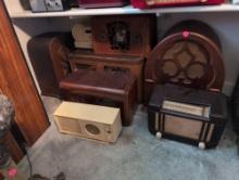 (BR2) ASSORTMENT OF VINTAGE/ANTIQUE RADIOS. BRAND NAMES TO INCLUDE ROGERS MAJESTIC, RCA, SILVERTONE,