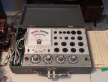 (BR2) VINTAGE ACCURATE INSTRUMENT CO. TUBE TESTER, MODEL 257. COMES IN CASE. INCLUDES OPERATING
