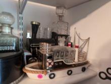(BR2) LOT TO INCLUDE A VINTAGE TRAWLING BOAT BAR CADDY WITH DECANTER AND SHOT GLASSES & A TRAIN