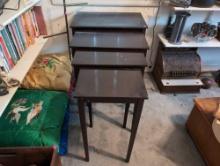 (BR2) VINTAGE 4 PC. DARK STAINED WOOD NESTING TABLE SET WITH HEPPLE WHITE LEGS.