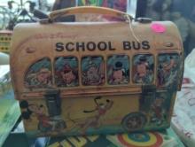 (LR) LOT OF 3 ITEMS TO INCLUDE, TIDDLY WINKS GAME, WALT DISNEY SCHOOL BUS LUNCH BOX, AND GOLFERS