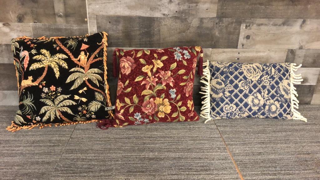 EMBROIDERED & TAPESTRY STYLE DÉCOR PILLOWS