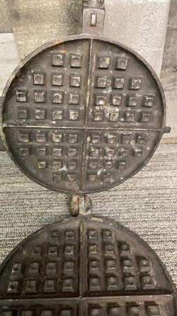 THE GRISWOLD NEW AMERICAN #8 CAST IRON WAFFLE MAKR