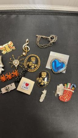 15 VINTAGE BROOCHES