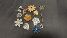 12) VINTAGE BROOCHES