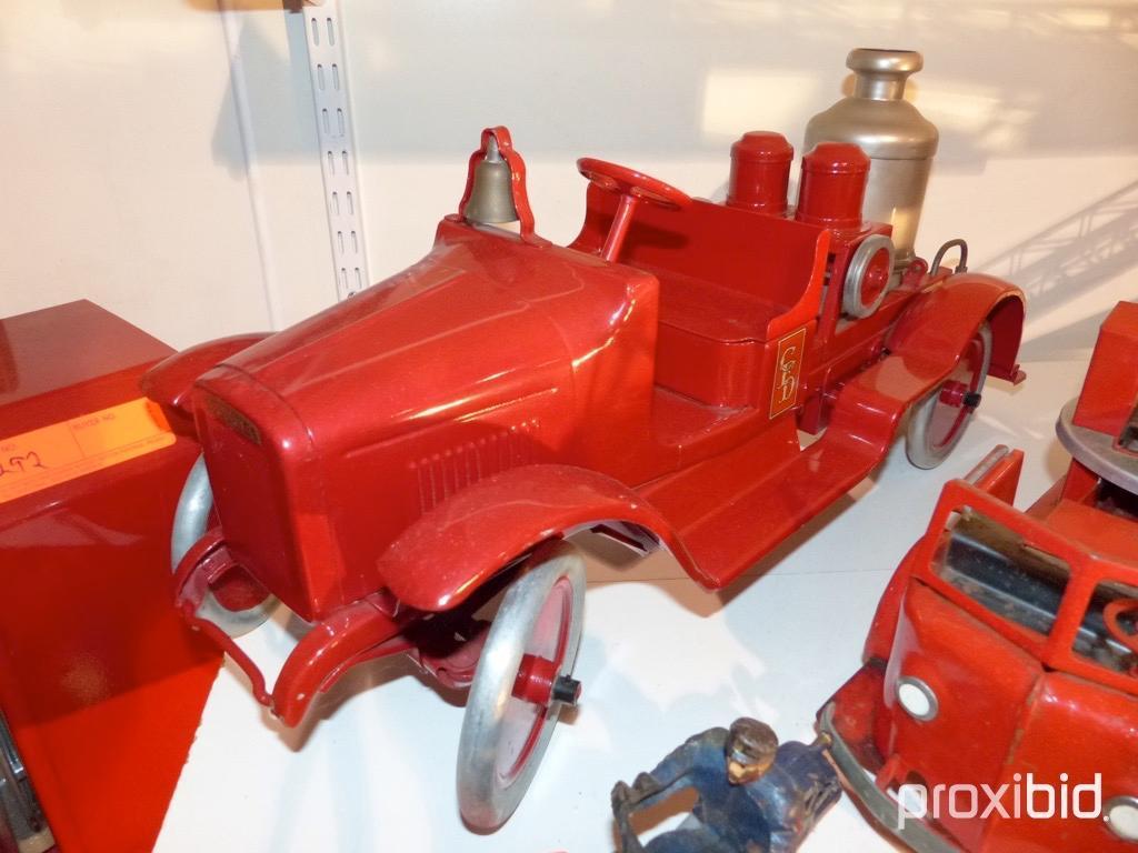 METAL TOY FIRE ENGINE COLLECTIBLE TOY