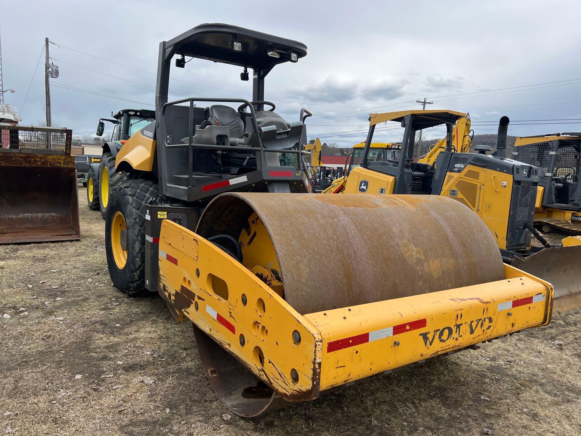 2014 VOLVO SD115 VIBRATORY ROLLER SN:235067 powered by Cummins diesel engine, equipped with OROPS,