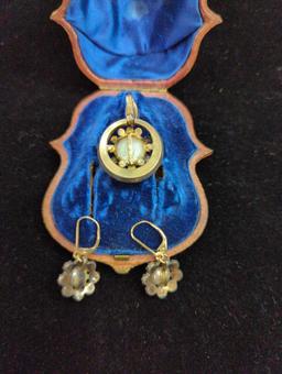 BEAUTIFUL PENDANT WITH MATCHING EARRINGS NO CHAIN