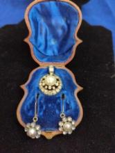 BEAUTIFUL PENDANT WITH MATCHING EARRINGS NO CHAIN