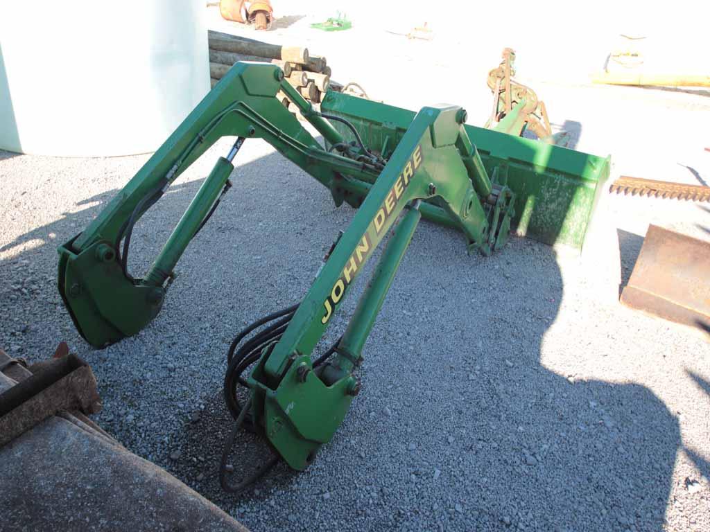 LOADER WITH BUCKET AND MOUNTING BRACKET
