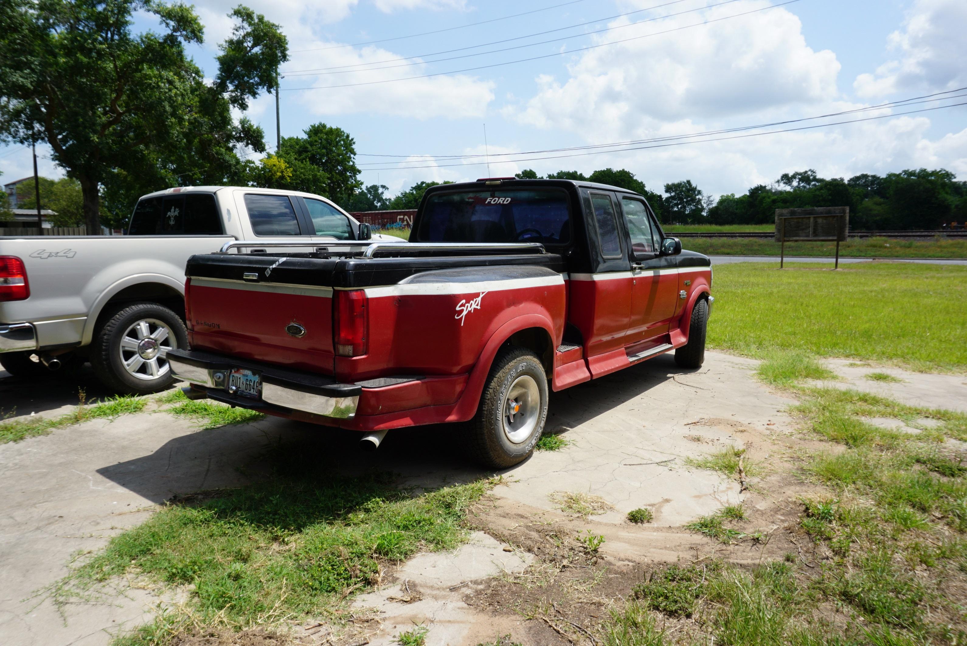 June 1993 Ford F150 Sport Side, 5.0 V8 Electronic Fuel Injection, Starts, Runs and Drives. in Sealy