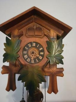CLOCK WITH BEAUTIFUL WOODWORK LEAVES AND CHAINS