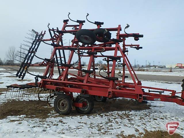 Case IH 4800 30' pull type vibra shank field cultivator with walking tandems, 3 bar mulch