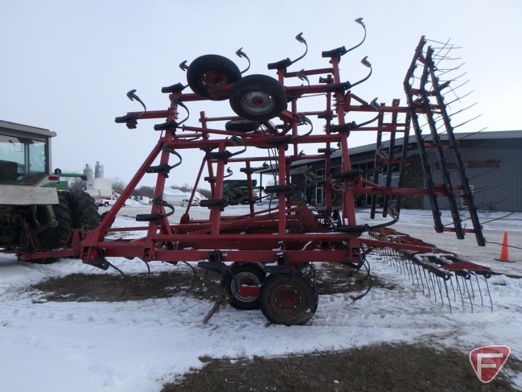 Case IH 4800 30' pull type vibra shank field cultivator with walking tandems, 3 bar mulch