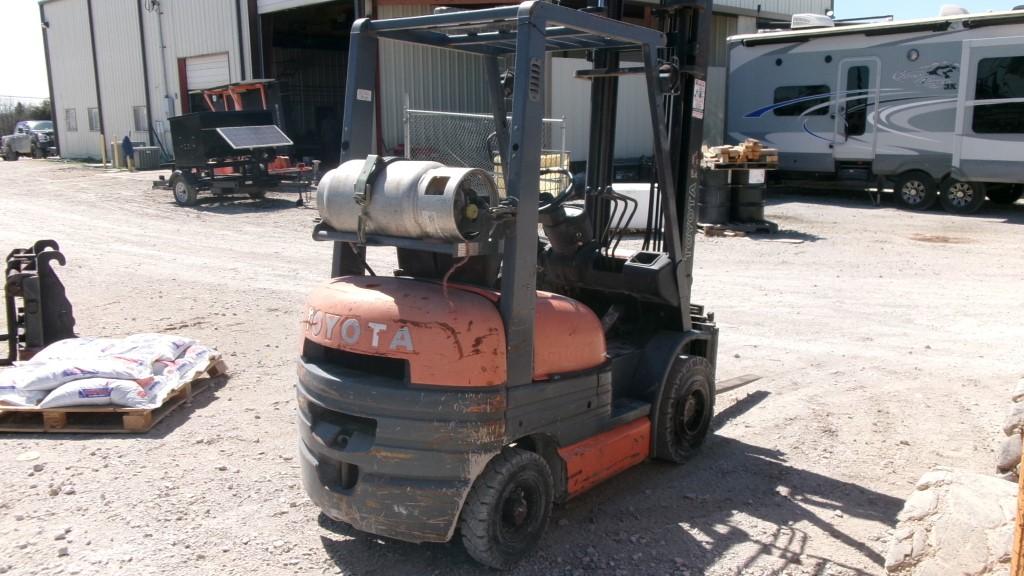 TOYOTA 42-6FGU18 MAST FORKLIFT, 3769 HRS,  CANOPY, 3300# LIFT CAPACITY, SID