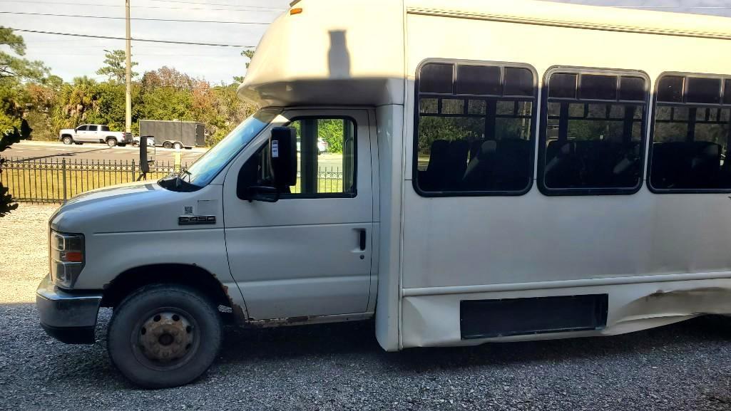 2018 FORD ECONOLINE 450 SHUTTLE BUS, GAS AUTOMATIC, 28 PASSENGER SEATING