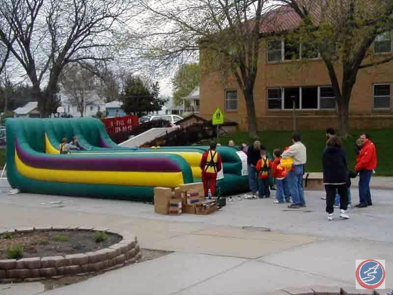 Inflatable Bungee Run Game (requires 1 blower fan to inflate, NOT included in this lot)