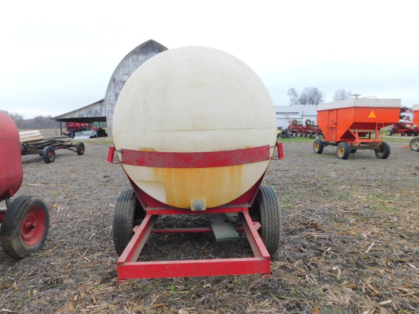 1000 GAL POLY TANK ON TANDEM AXLE TRAILER