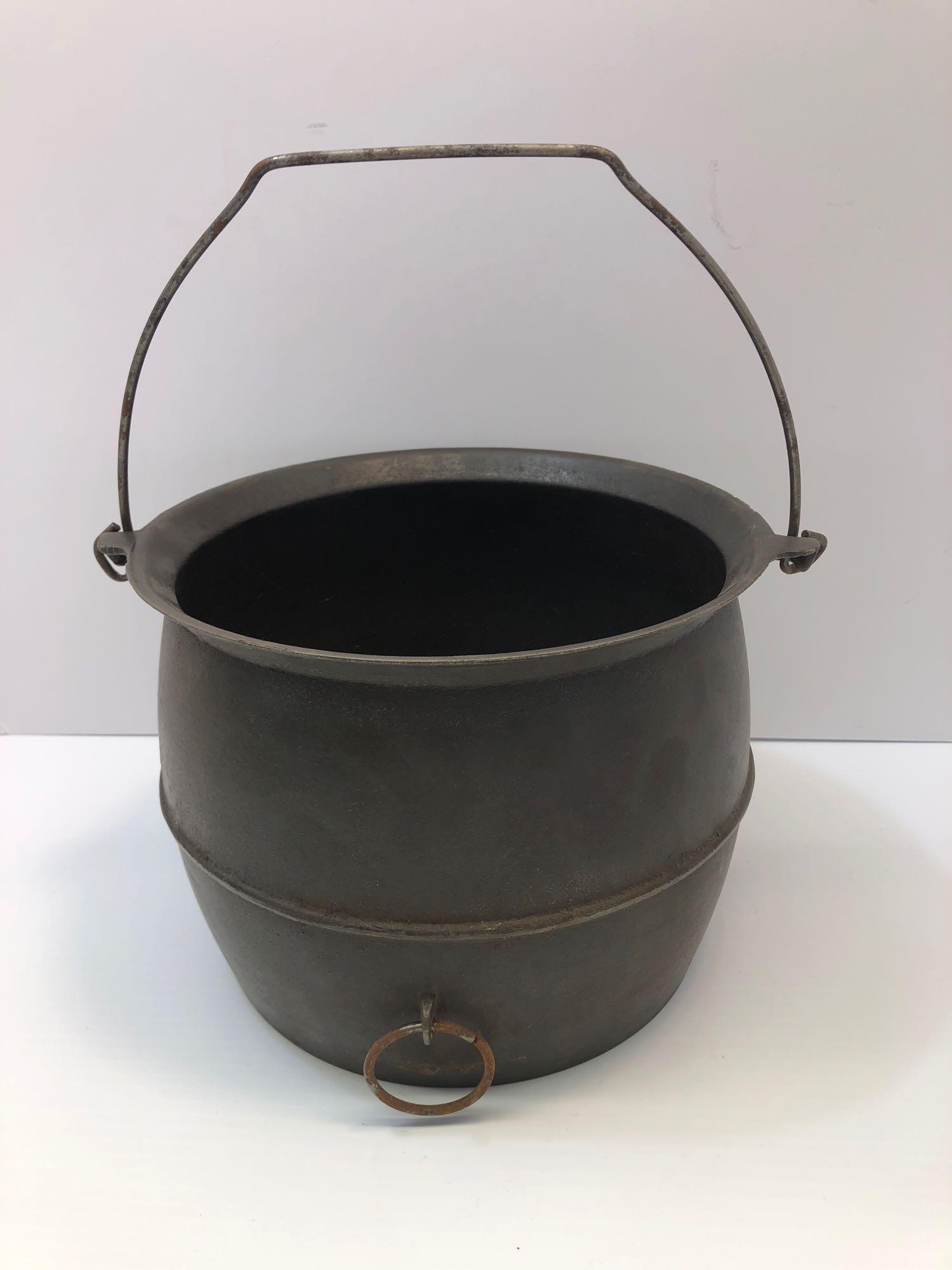 Vintage cast iron GRISWOLD bean pot