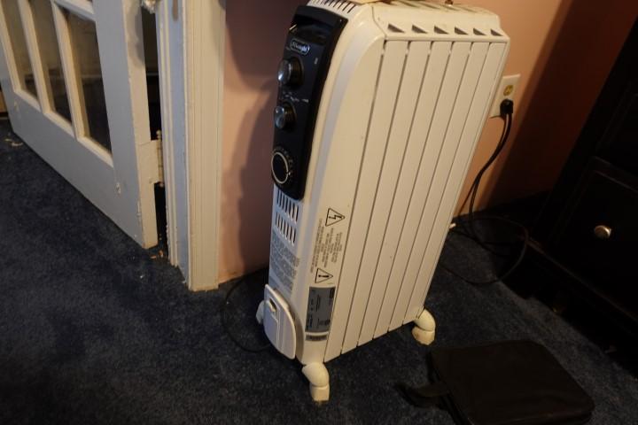 RADIATOR STYLE ELECTRIC OIL HEATER AND SUITCASE