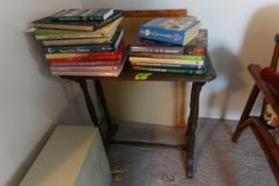 SMALL END TABLE WITH REFERENCE BOOKS ON ROSEVILLE POTTERY DEPRESSION GLASS