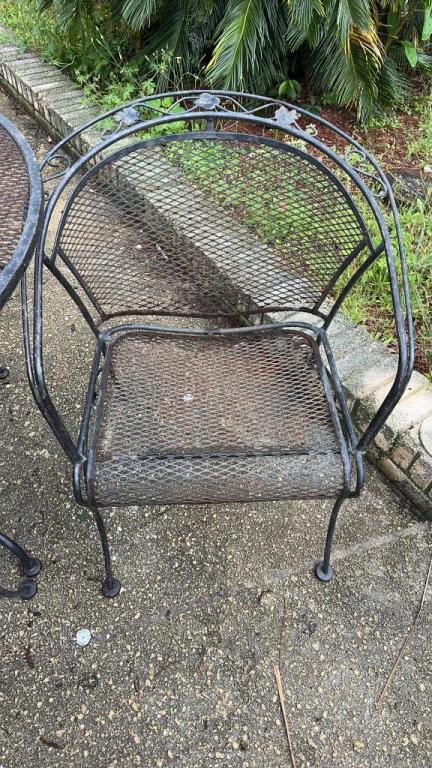 Round Metal Outdoor Table & (4) Chairs