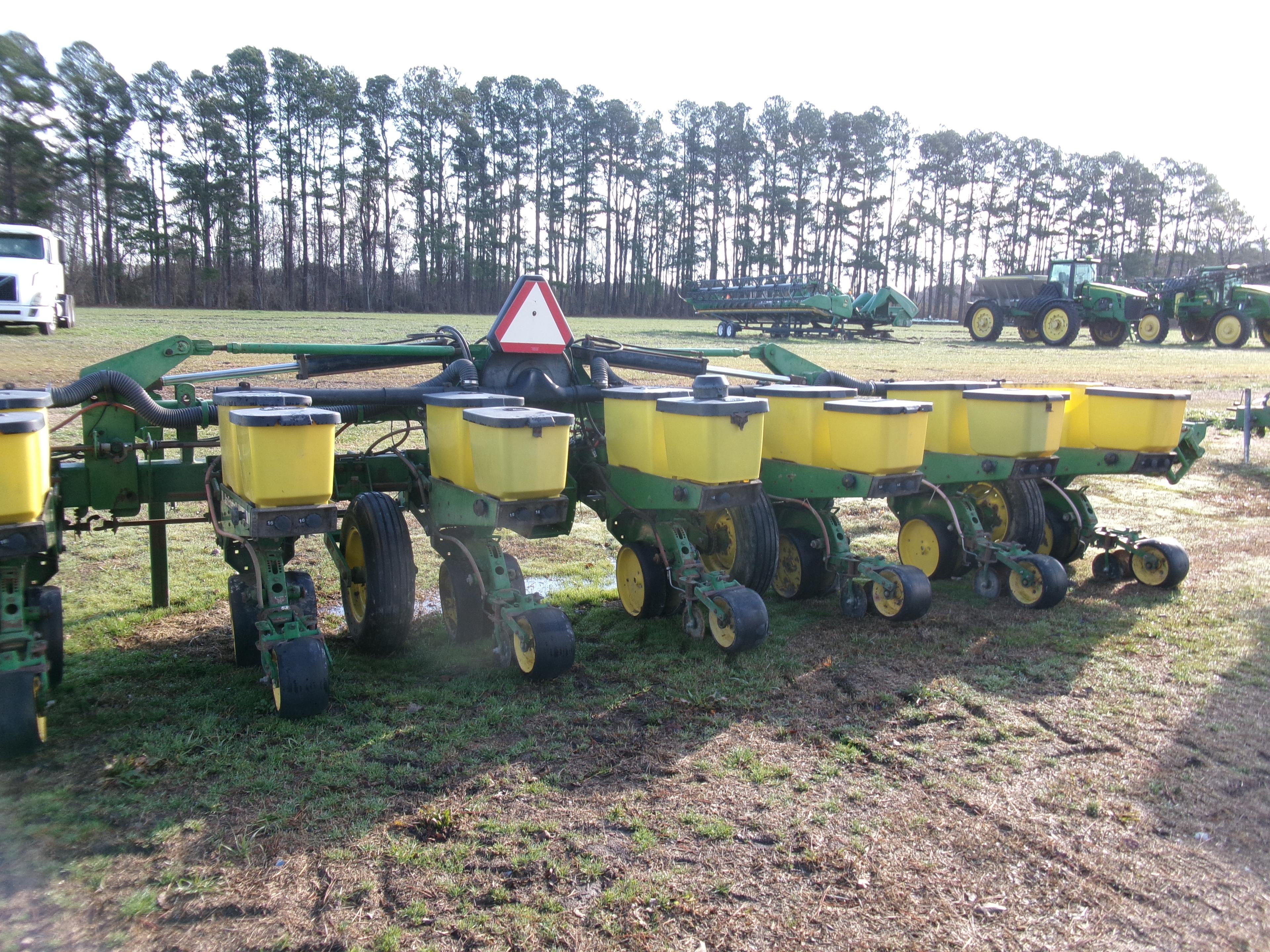 JD 7300 MAXEMERGE 2, 8 ROW VAC PLANTER, STACK FOLD, 36” ROWS, ROW MARKERS