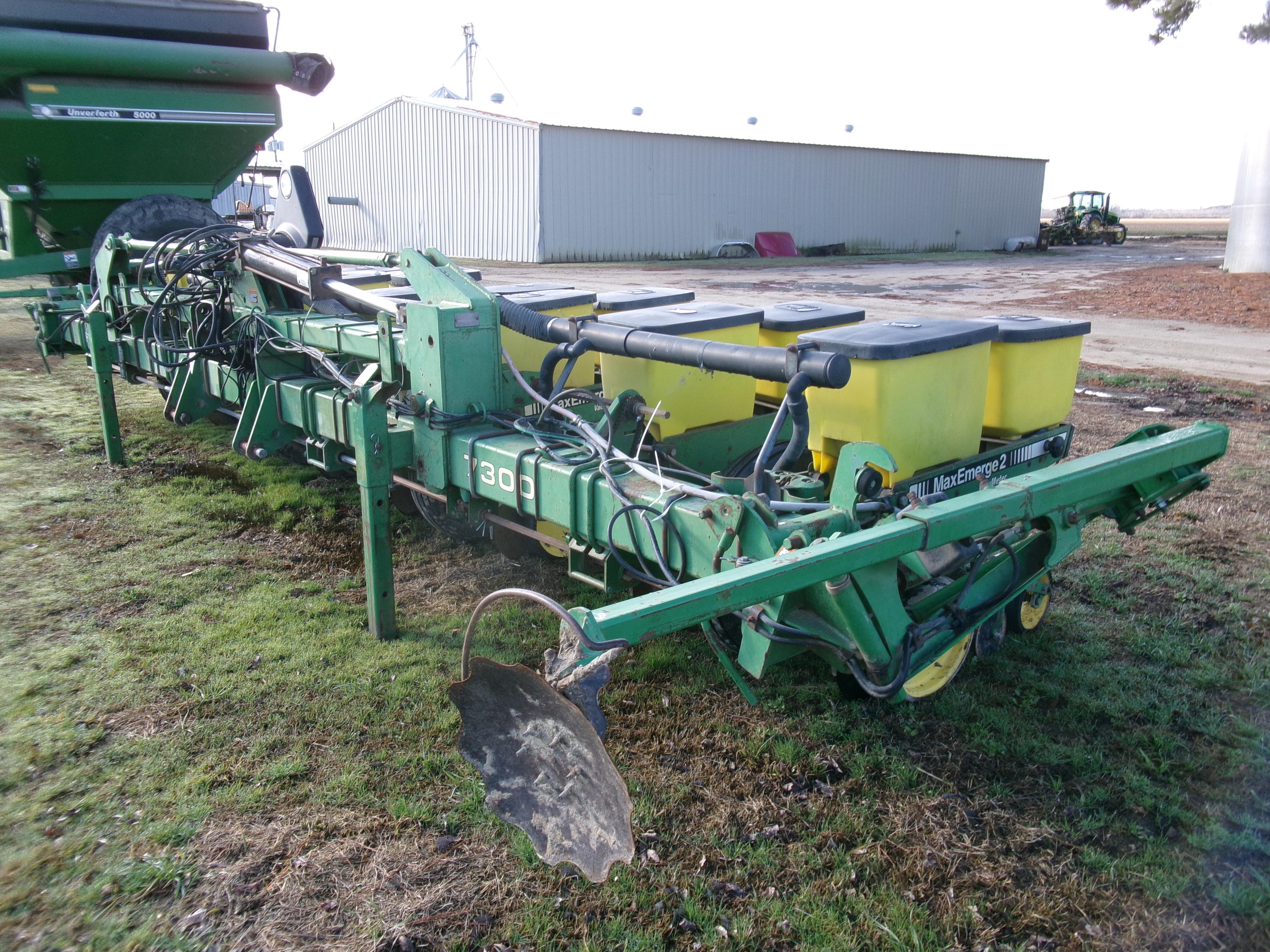 JD 7300 MAXEMERGE 2, 8 ROW VAC PLANTER, STACK FOLD, 36” ROWS, ROW MARKERS