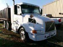2000 VOLVO ROAD TRACTOR, VOLVO DSL ENG, EATON 10 SPD TRANS, WETLINE, APPROX 826,000 MILES