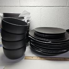 29 Pieces Home World View Onyx Dinnerware