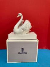 Lladro swan with wings spread with base new in box