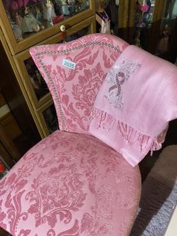 Pink fancy chair PLUS