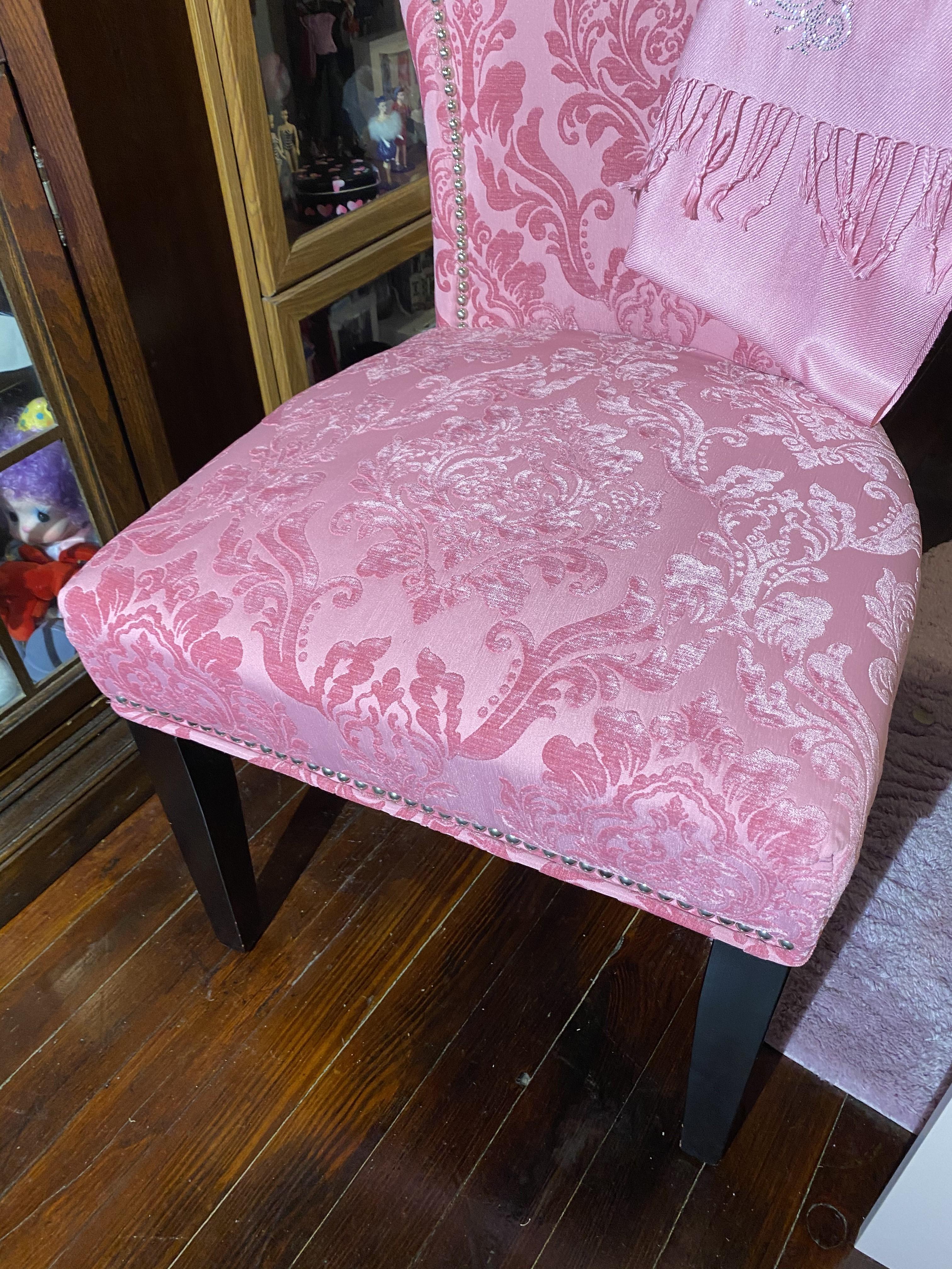 Pink fancy chair PLUS