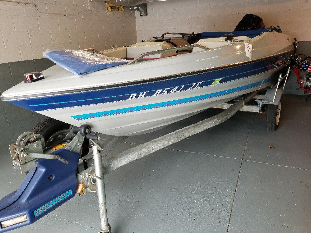1989 Bayliner Capri boat w/1989 Force 50HP outboard motor and trailer, shade canopy, clean