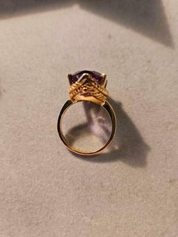 Lady's 10k yellow gold ring