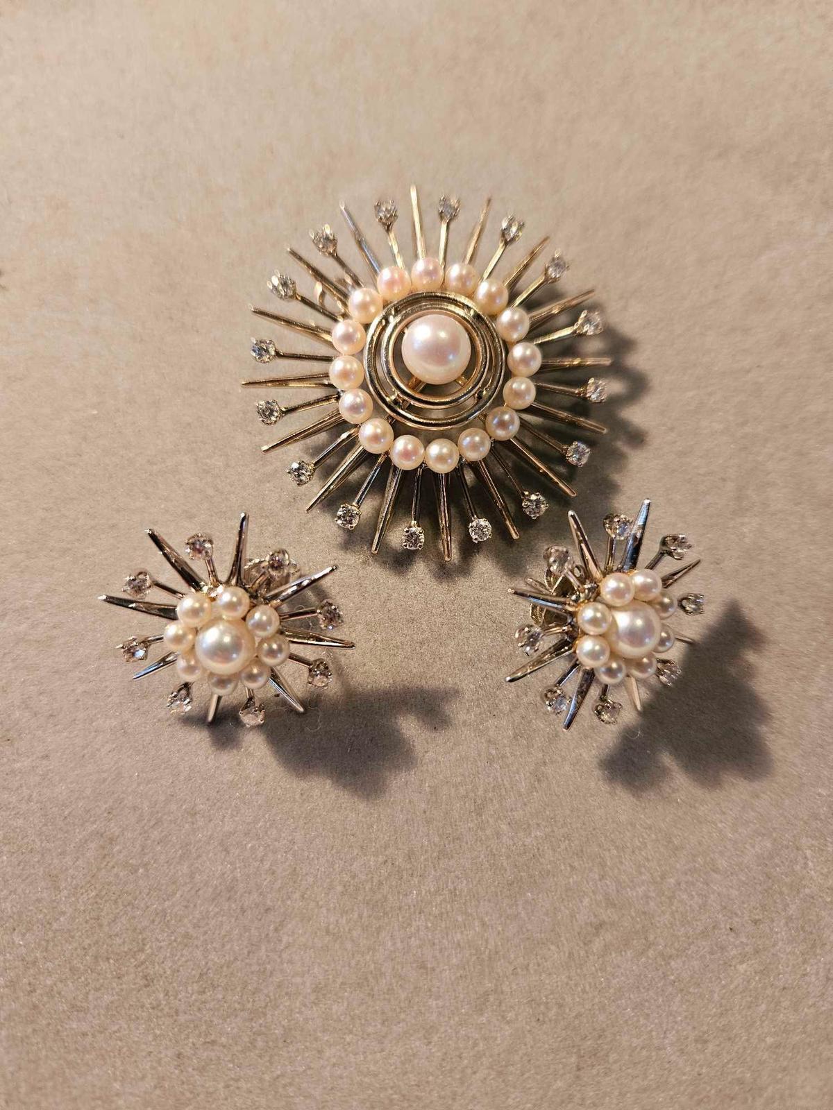 Lady's 14k white gold sunburst style pin/pendant and earring set