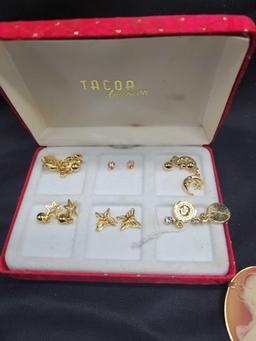Nice lot of vintage costume jewelry necklaces, earnings and more