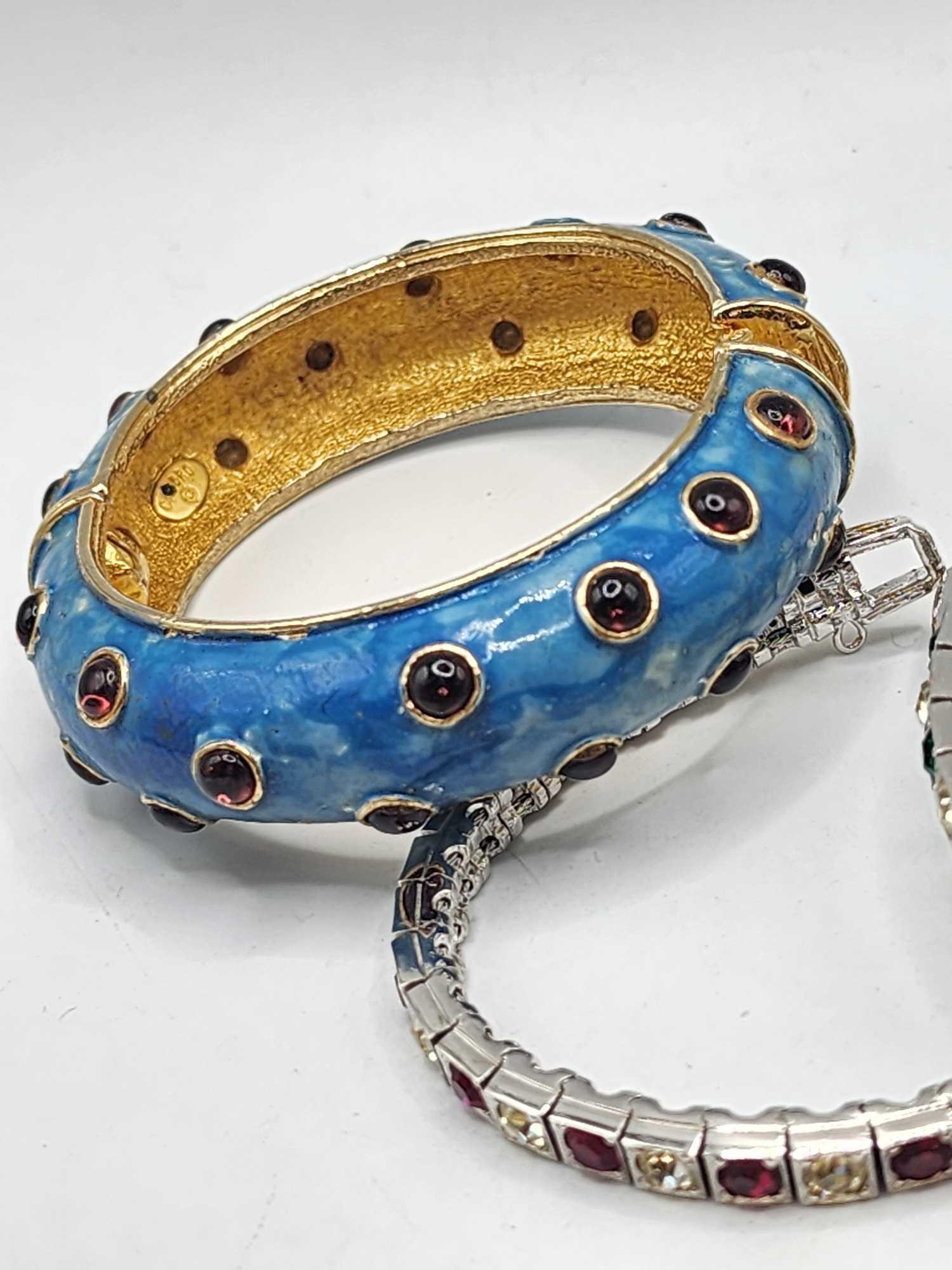 Costume jewelry lot: earrings, pin, bracelets