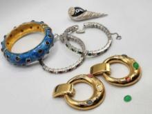 Costume jewelry lot: earrings, pin, bracelets