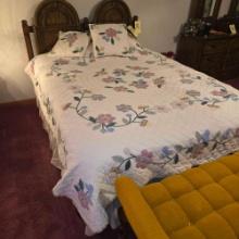 Beautiful Vintage Bed Quilt & Pillows