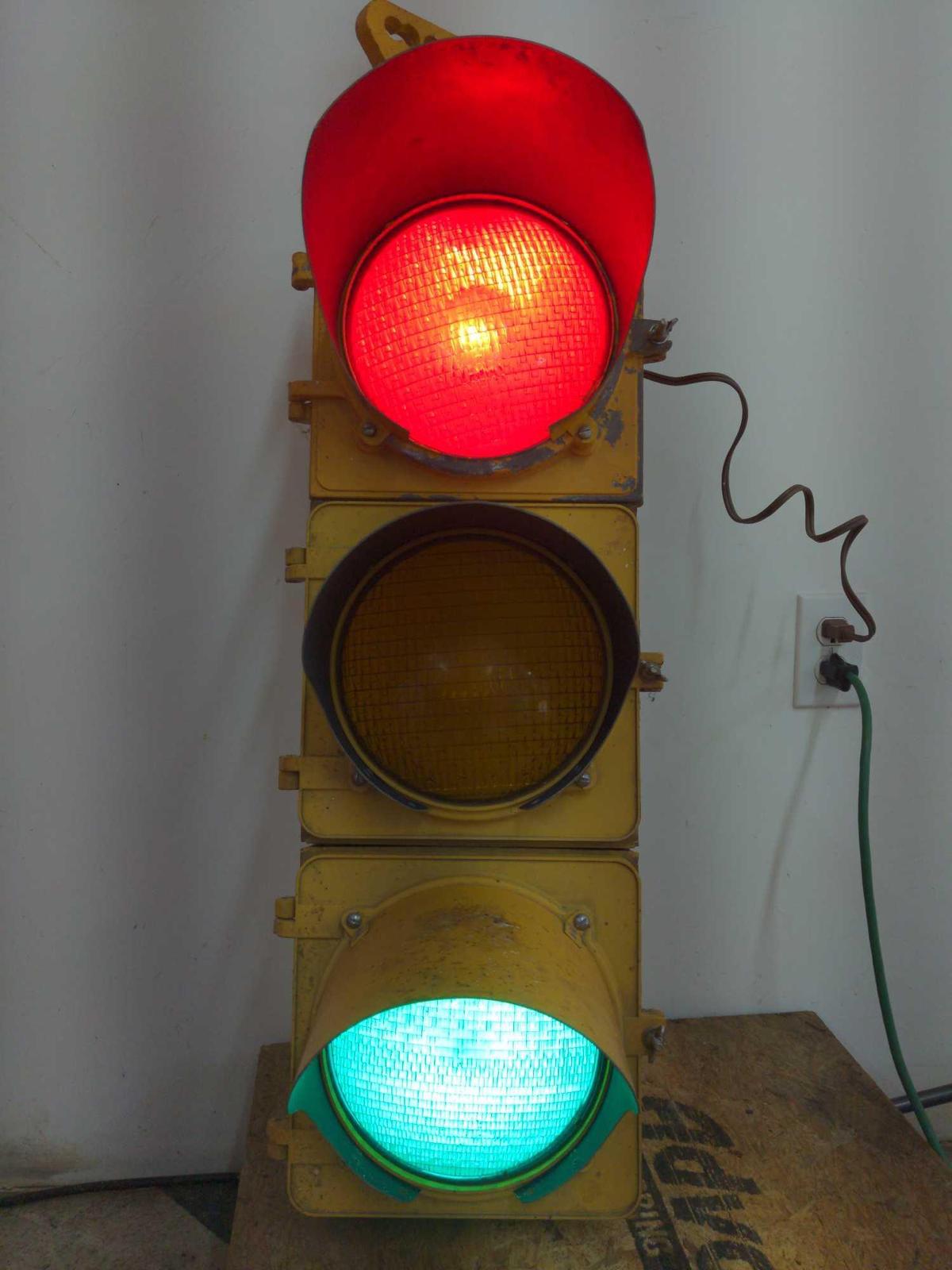 Vintage Automatic Signal Div. Metal Traffic Light