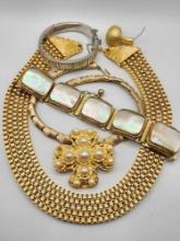 Gold tone costume jewelry: vintage!