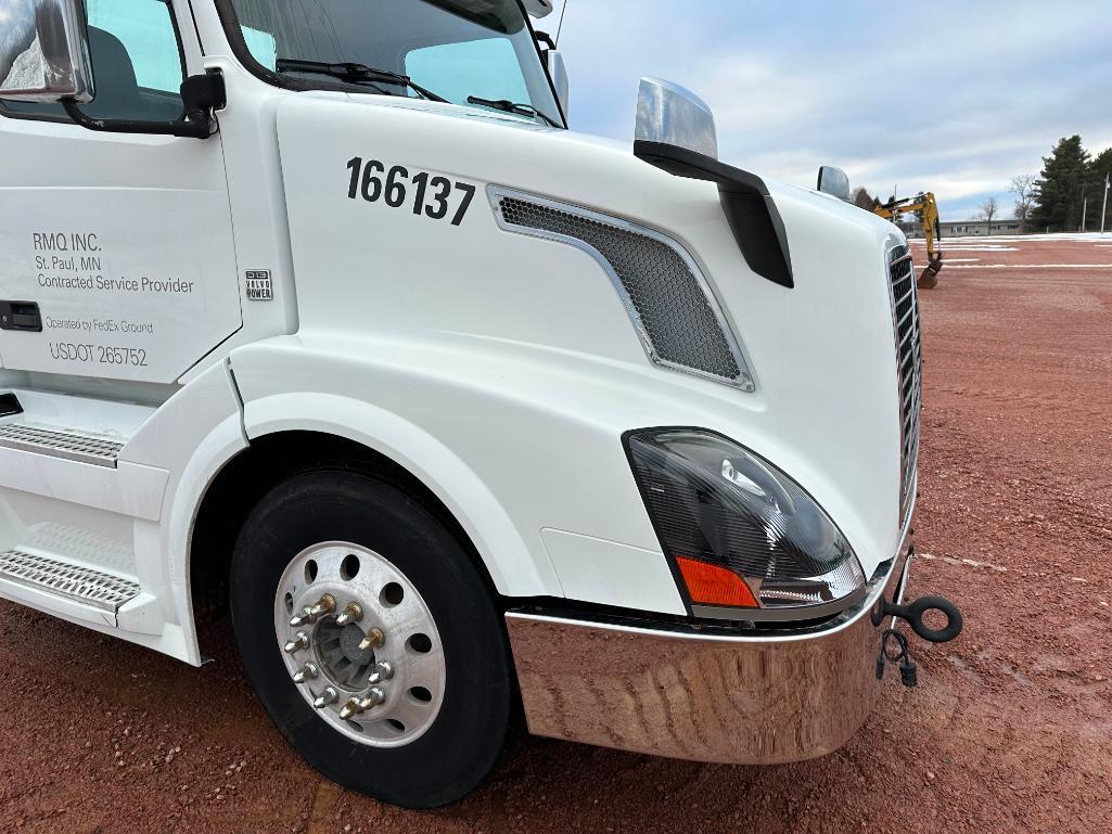 (TITLE) 2014 Volvo VNL64T day cab truck tractor, tandem axle, auto trans, Volvo D13 @425 hp diesel