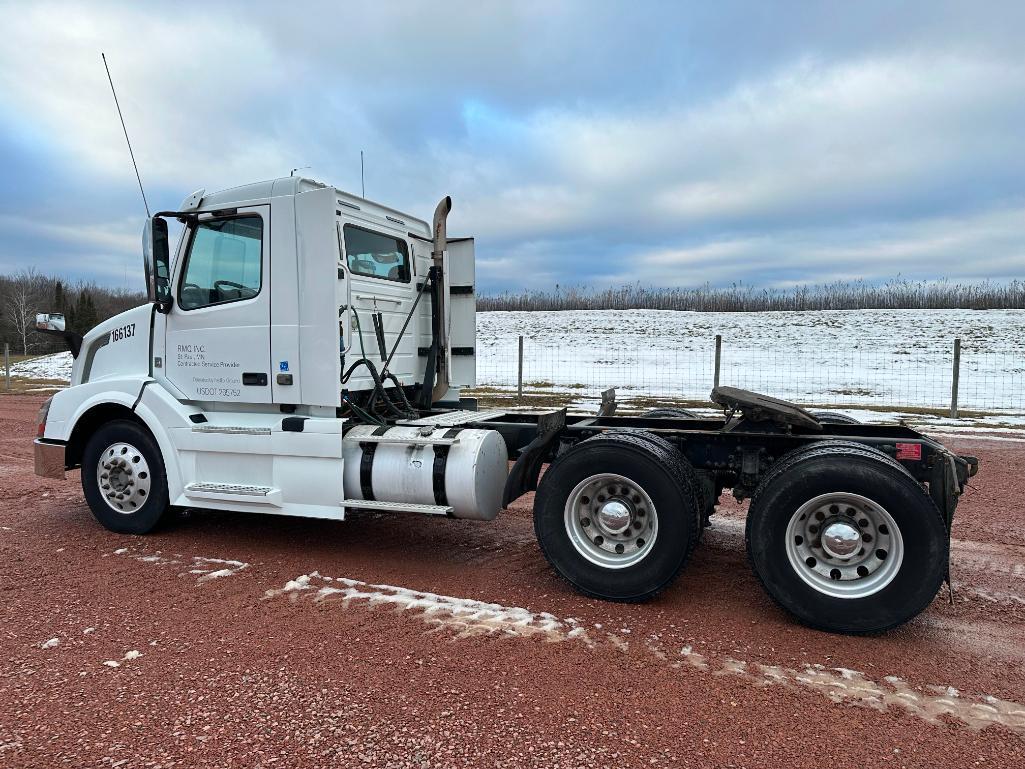 (TITLE) 2014 Volvo VNL64T day cab truck tractor, tandem axle, auto trans, Volvo D13 @425 hp diesel