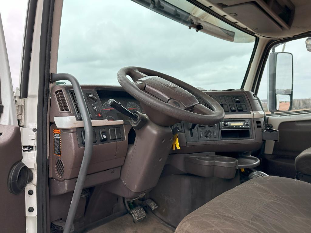 (TITLE) 2014 Volvo VNL64T day cab truck tractor, Volvo D13 @425hp diesel engine, auto trans, engine