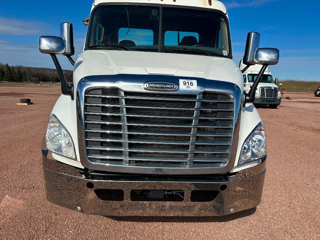 (TITLE) 2017 Freightliner Cascadia 113 day cab truck tractor, tandem axle, Detroit DD13 525hp diesel