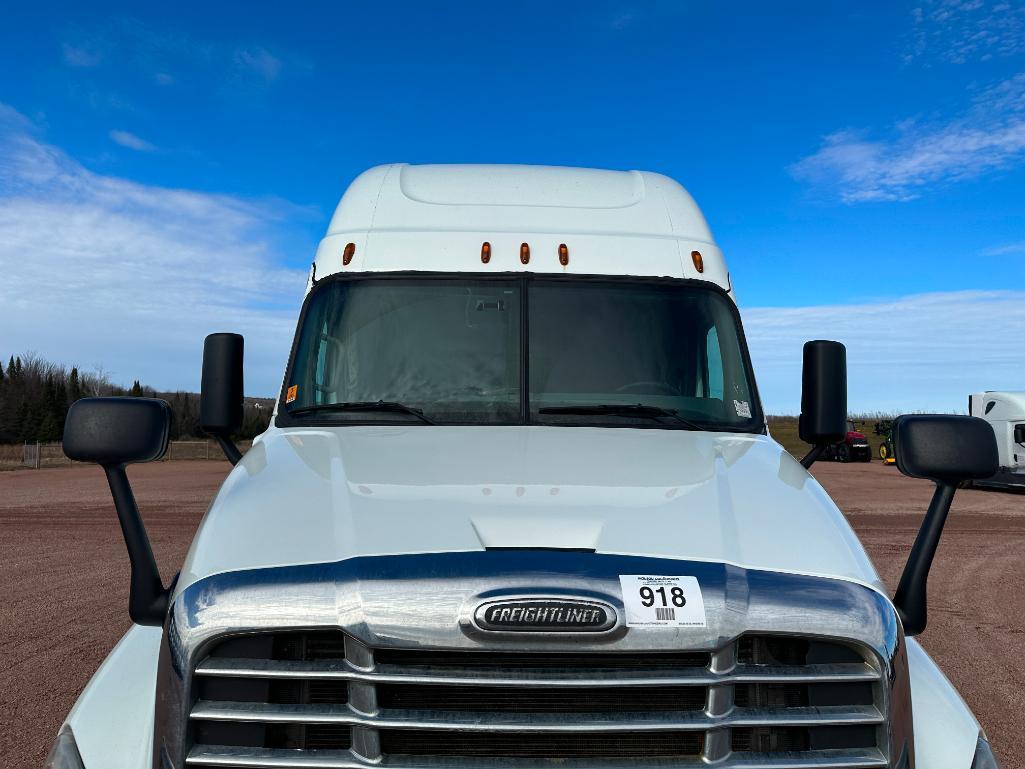 (TITLE) 2016 Freightliner Cascadia Evolution 125 sleeper cab truck tractor, tandem axle, Detroit