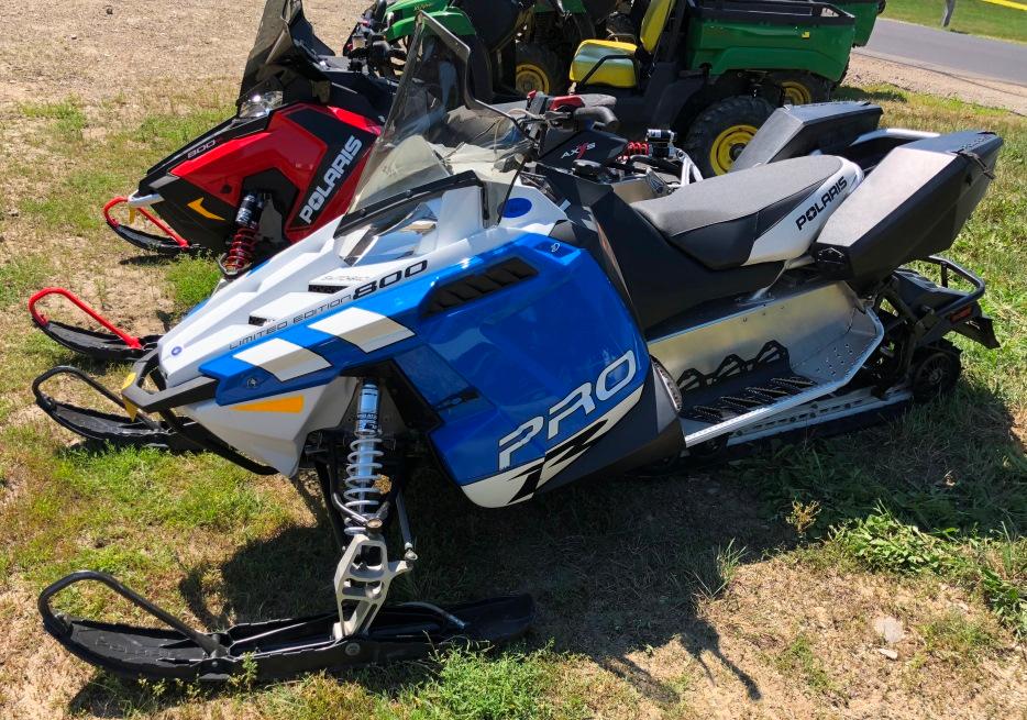 2013 POLARIS 800 SWITCHBACK PRO-R SNOWMOBILE (MOTOR WON'T TURN OVER. POSSIBLE SEIZED MOTOR)