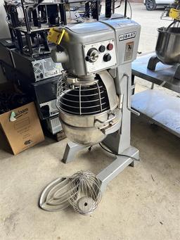 HOBART  MODEL D300 30QT. AUTOMIX MIXER, 3/4HP, 1PH, WITH HOOK, PADDLE & WHIP