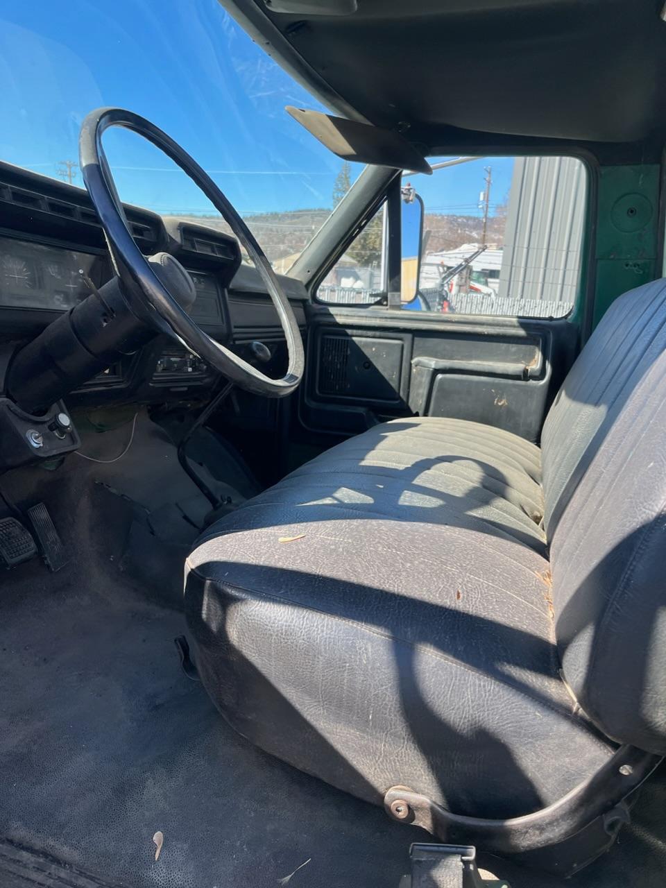 1989 Ford F700  runs sells with title